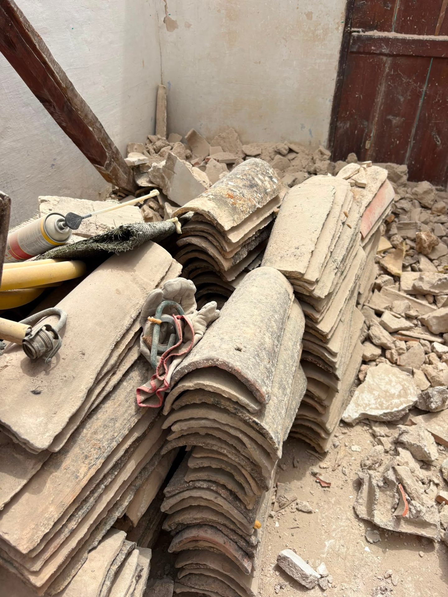 Capítulo 04 · Tejas recuperadas Tejas de barro originales recuperadas de la cubierta de la casa y apiladas durante la obra
